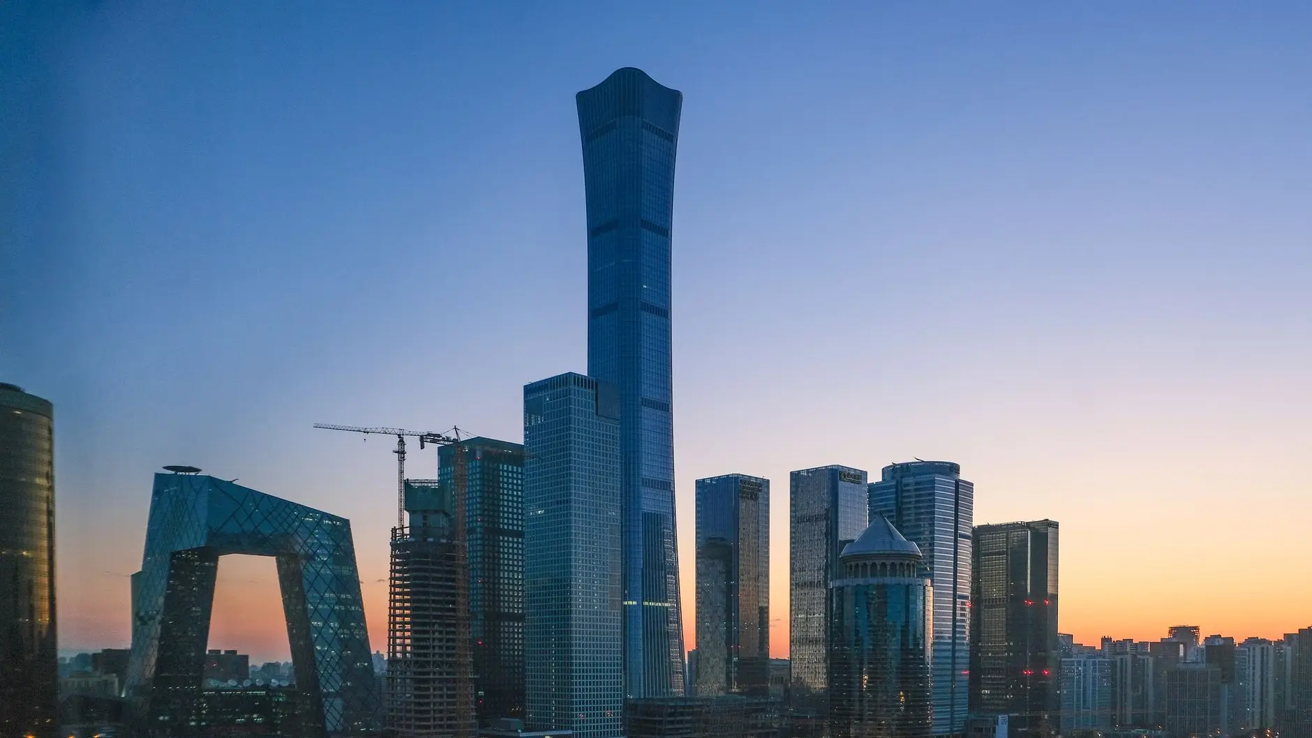 翡翠挂件与和田玉手串的材质鉴别及工艺对比分析