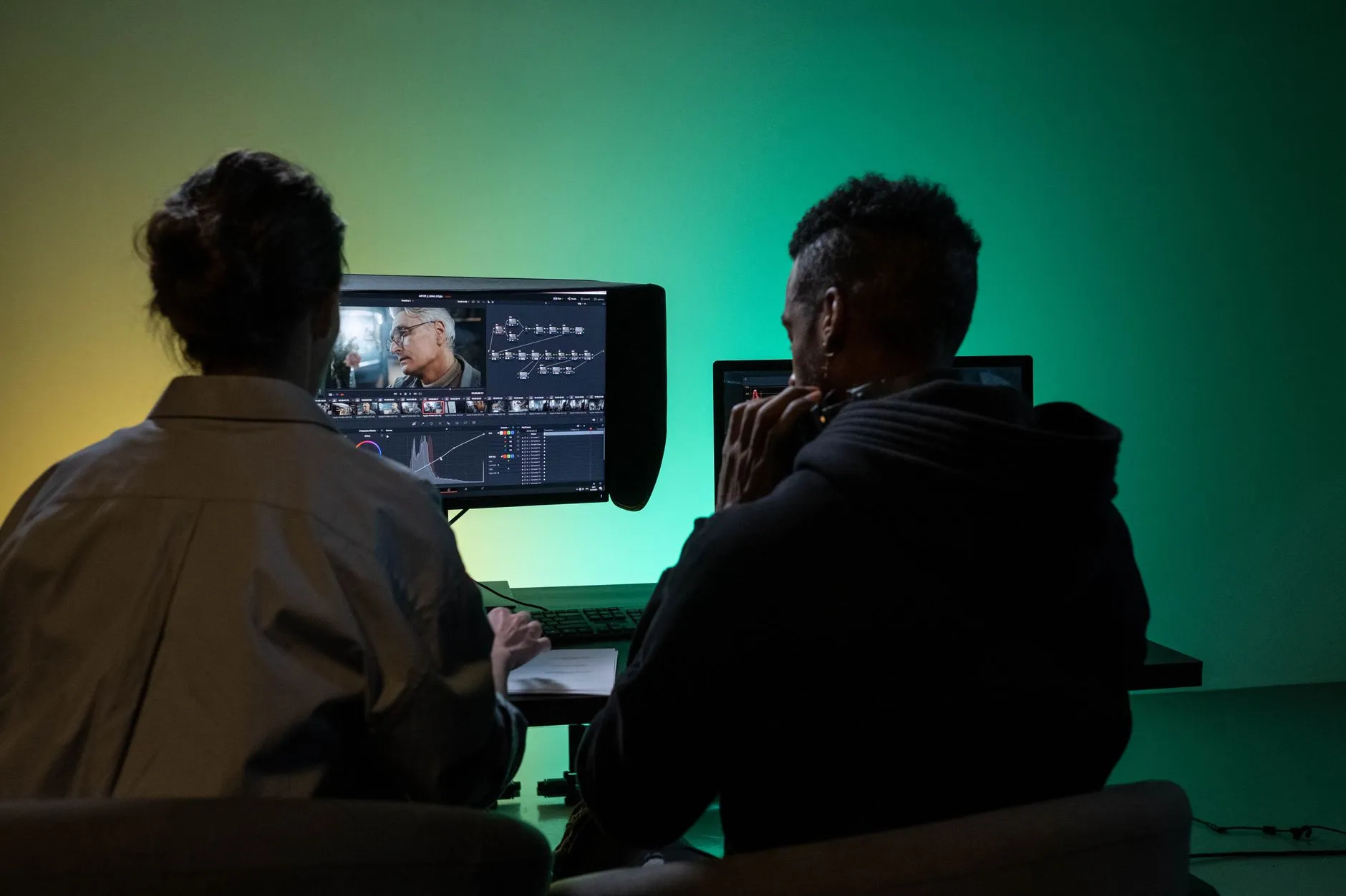 翡翠挂件与和田玉雕件工艺对比及选购建议