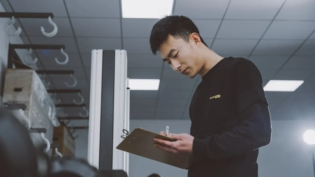 台州钰翠翡翠挂件与和田玉雕工工艺对比分析