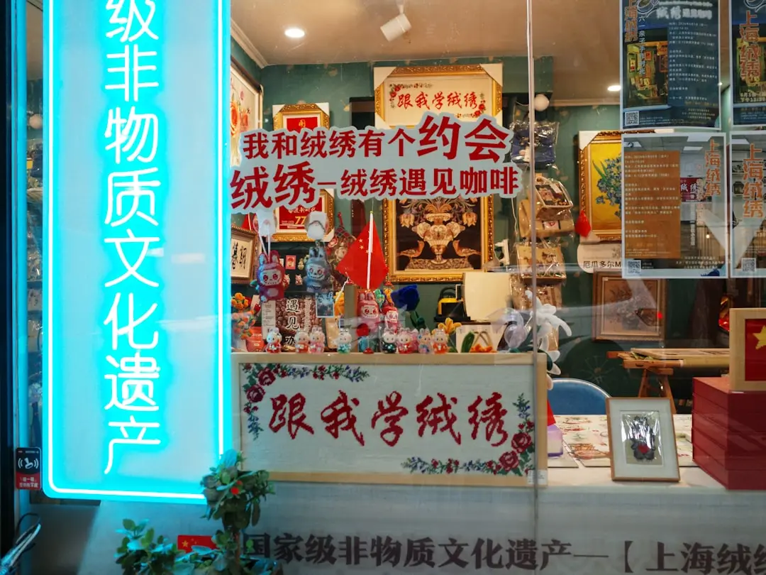 天然和田玉与翡翠挂件的鉴别方法：从纹理到光泽的实用指南