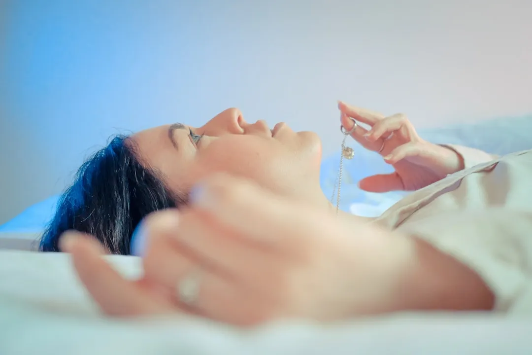 翡翠挂件与和田玉的矿物学特征对比及鉴别技术要点